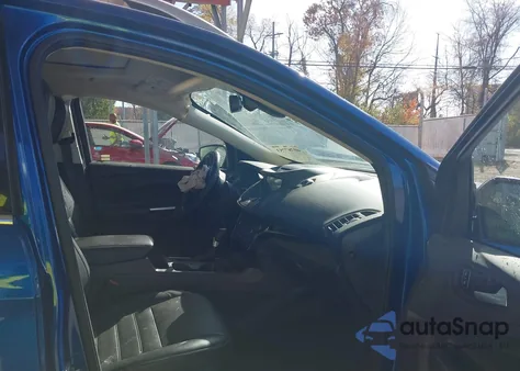 2017 Ford Escape Titanium z USA, uszkodzony, nr VIN 1FMCU9JDXHUB57915